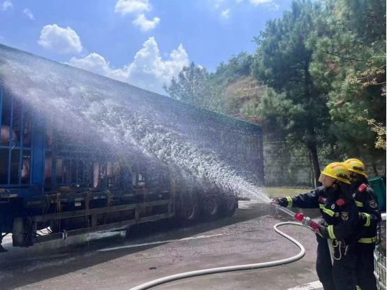 “二师兄”浑身被晒通红消防员出手了(图1)