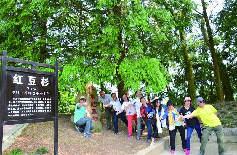 长江大保护十周年·百村蹲点调研行丨绿蓝红金晕染生态之魂杏彩体育平台(图1)